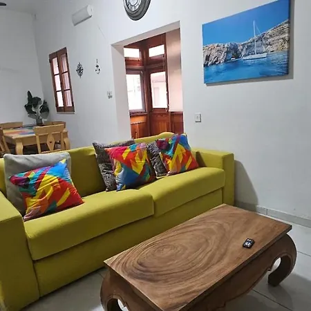 3 Floors On Promenade 4 Bedrooms 3 Bathrooms V1 Villa Sliema
